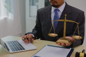 Read more about the article How Do I Choose the Right Personal Injury Lawyer?